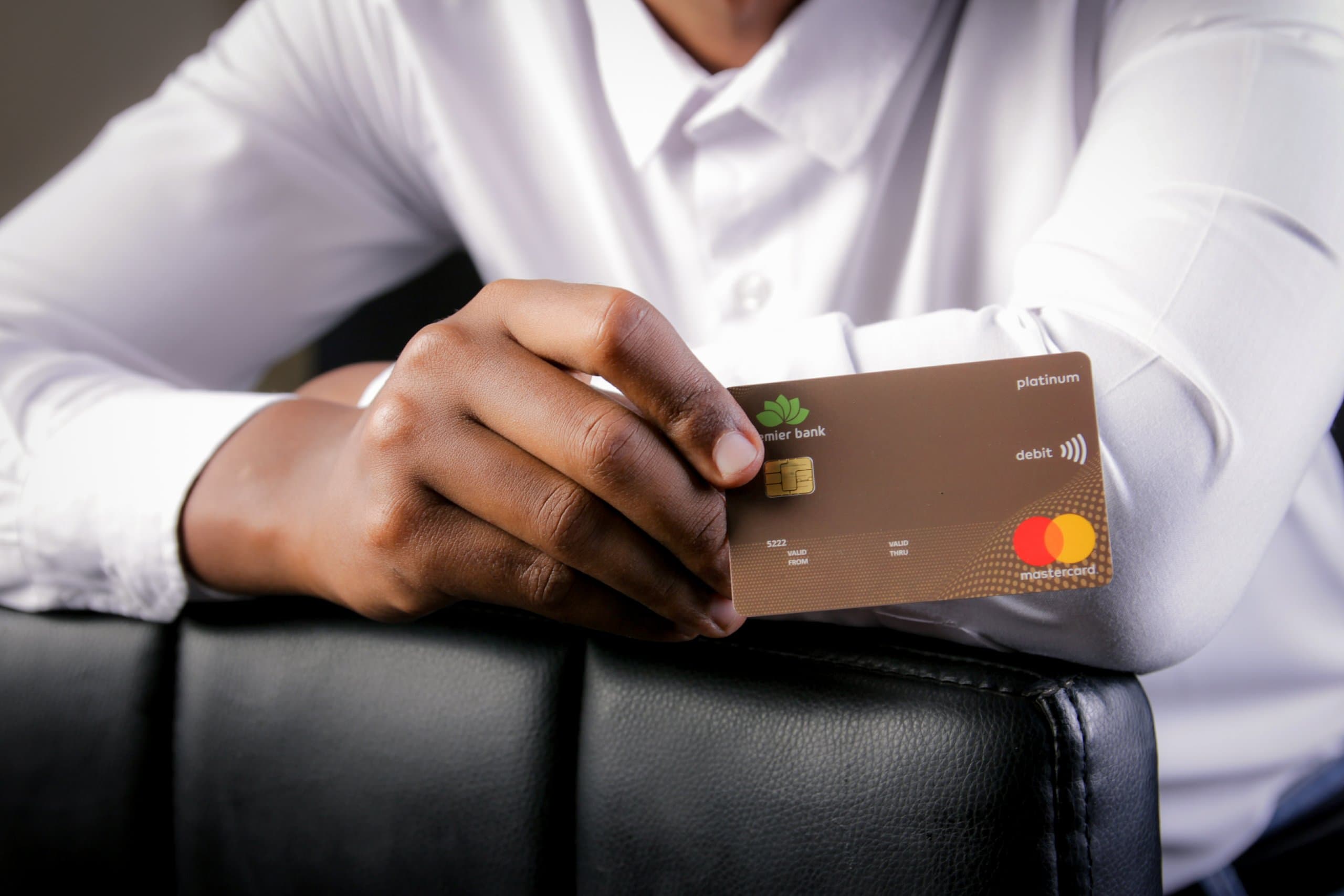 Premier Bank oo dhimay qiimaha MasterCard.