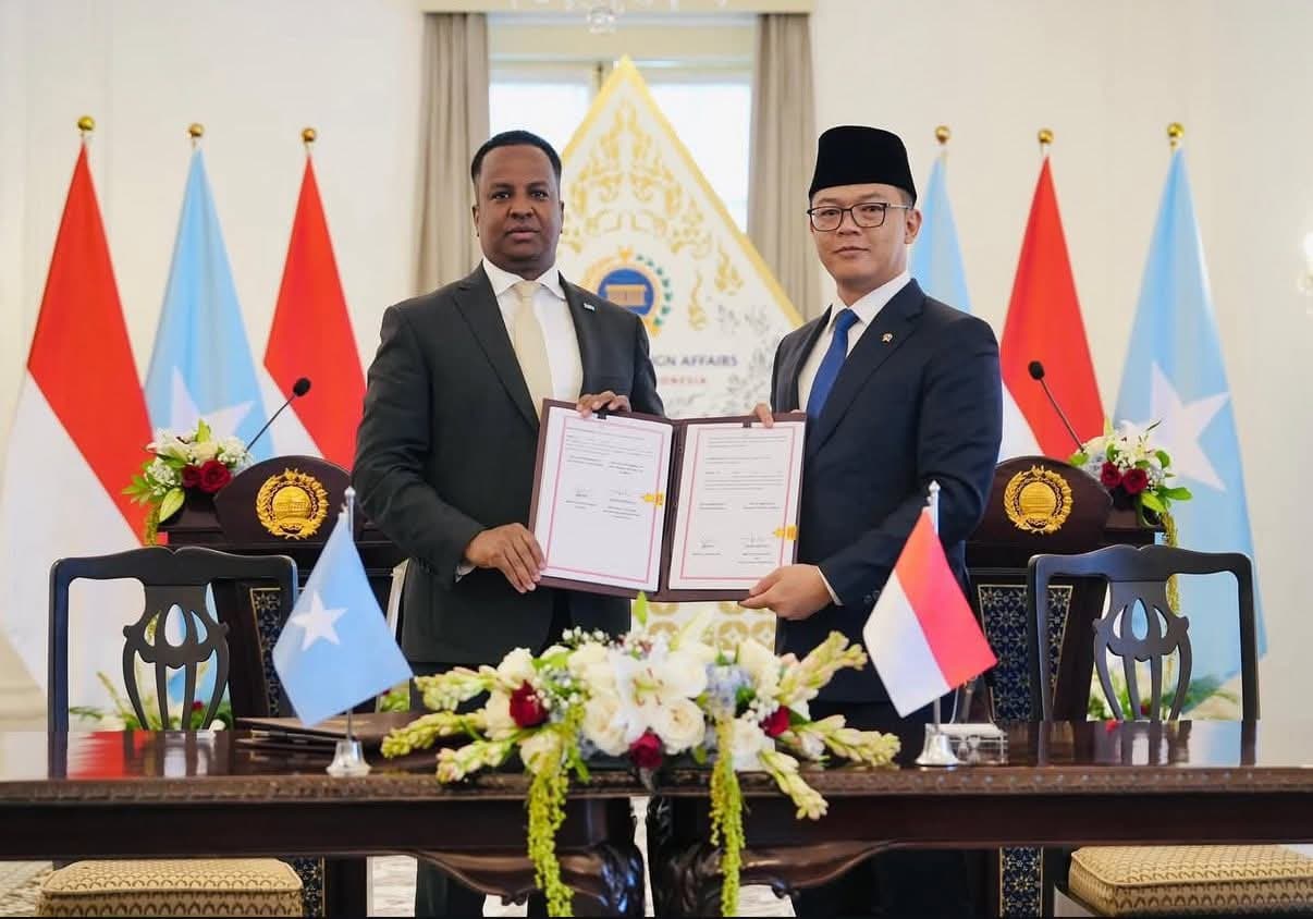 Soomaaliya, Indonesia oo iska dhaafay Fiisaha labda dhinac.