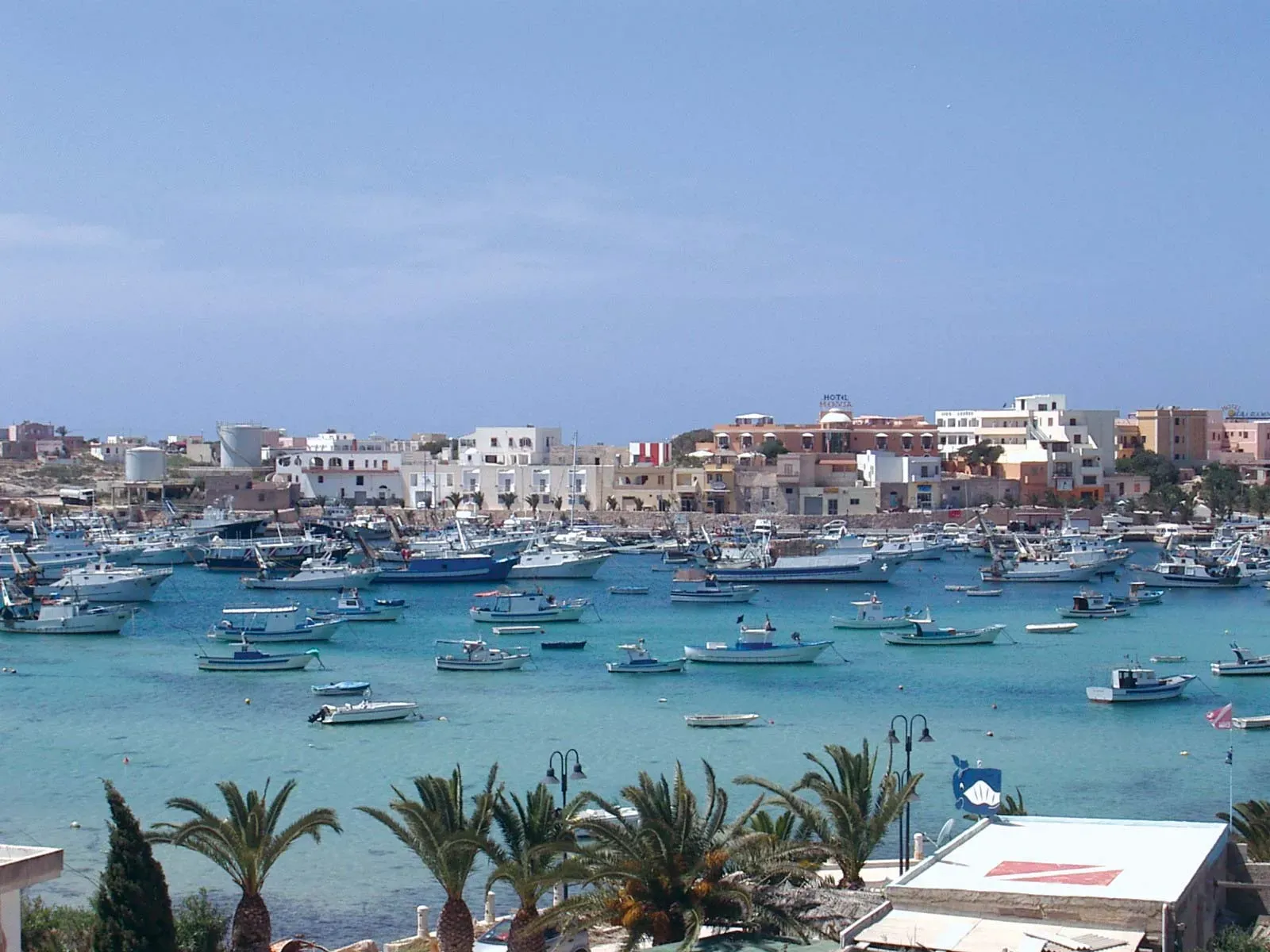 Muhaajiriin ay Soomaali ku jirto oo laga soo badbaadiyay jasiiradda Lampedusa.
