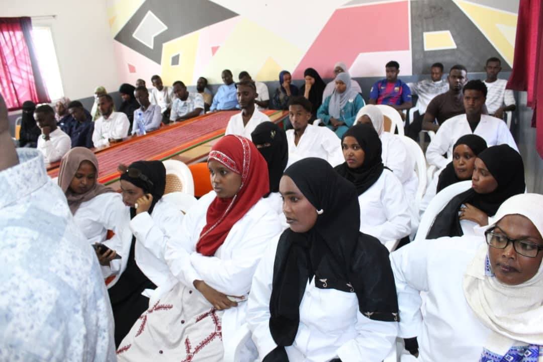 Jabuuti oo ballaarinaysa shaqo-abuurka dhallinyarada