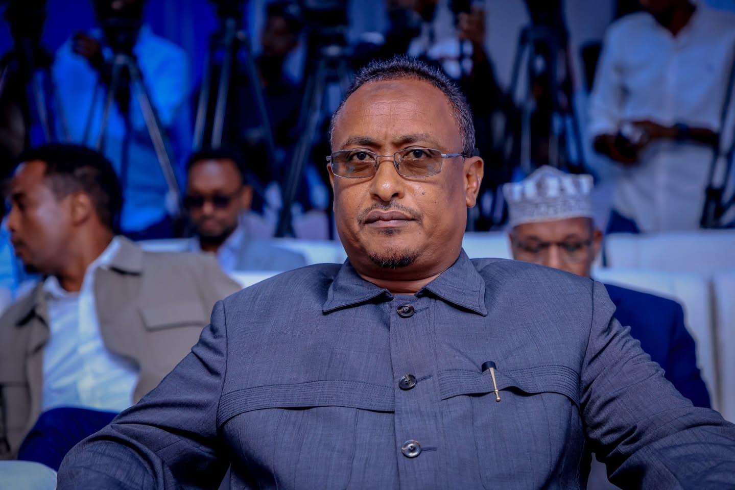 Xasan Maxamed Xuseen (Muungaab), Duqa Muqdisho iyo Guddoomiyaha Gobolka Banaadir, oo ka qeyb galaya munaasabad lagu soo bandhigay liiska ku-meelgaarka ah ee codbixiyayaasha doorashada Golaha Deegaanka ee la qorsheeyay 30 November 2025.