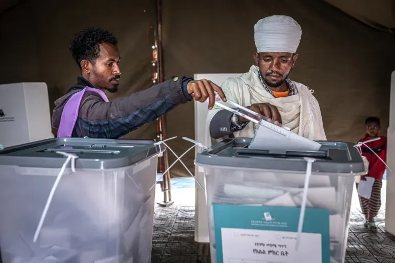Muwaadin dhiibanaya codkiisa 