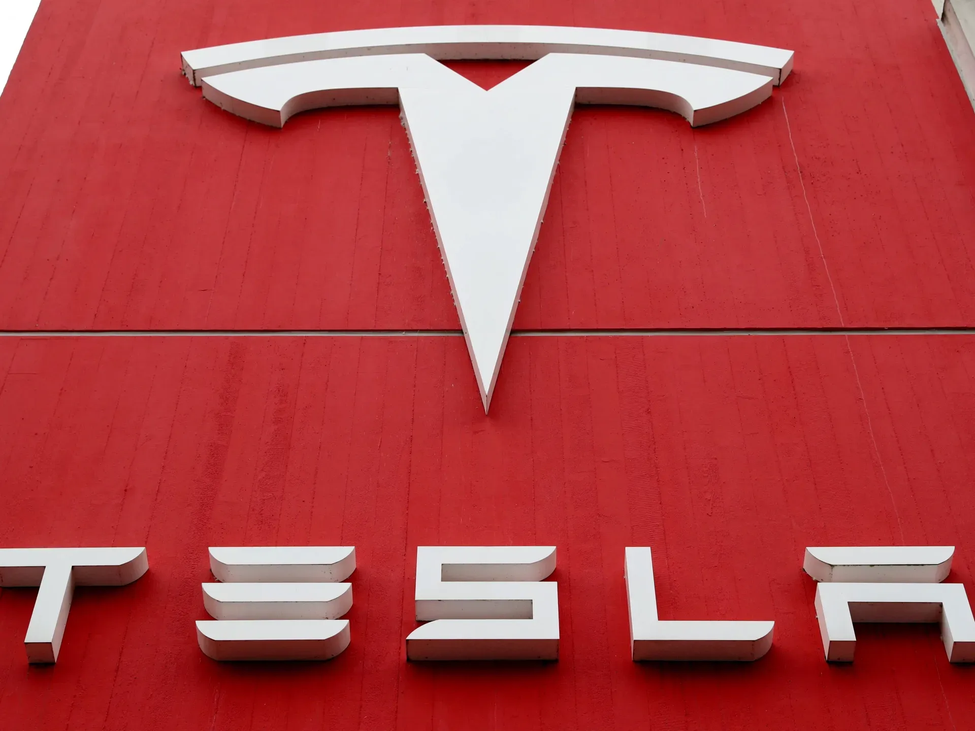 Tesla Oo La Kulantay Hoos U Dhac Ku Yimid Gaadiidkeeda iyo Saamigeeda.