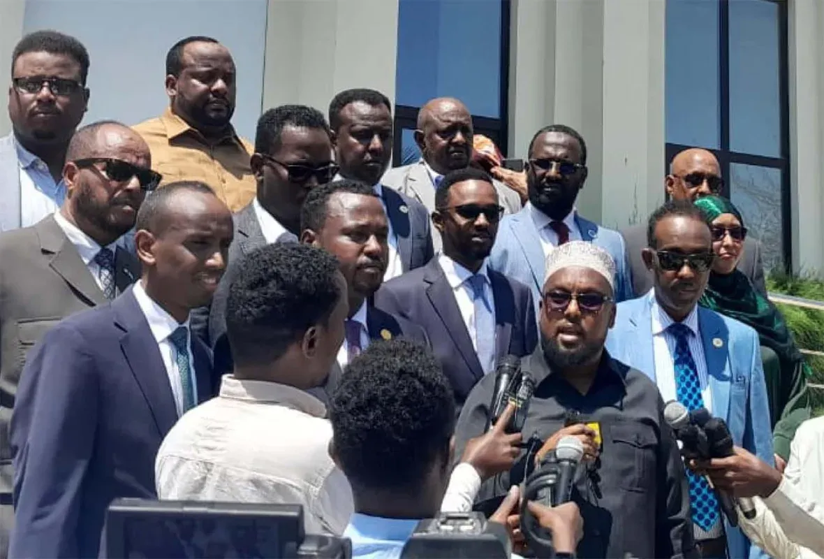 Inta badan xildhibaannada Jubbaland oo diiday ansixinta Dastuurka