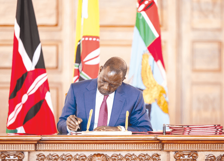 Ruto oo saxiixay sharci lagu qaadanayo Macallimiin iyo dhaqaatiir cusub