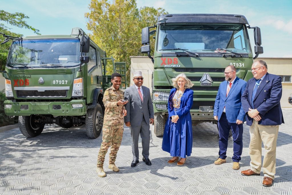 Yurub oo gaadiid iyo qalab ciidan ku wareejisay Soomaaliya