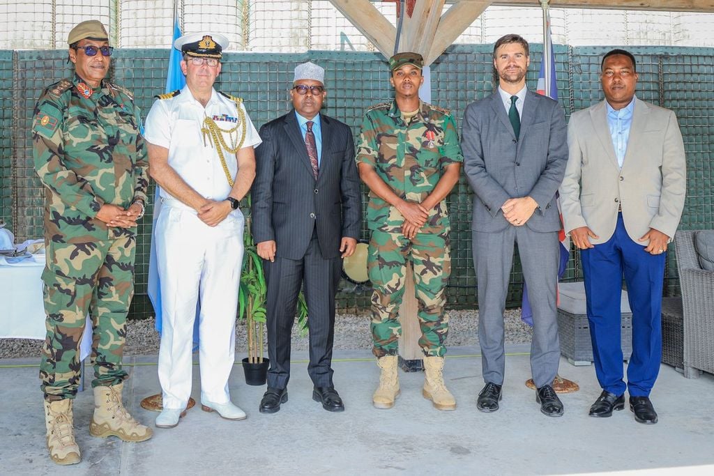 Fiqi oo soo dhaweeyay sarkaalkii ugu horeeyay ee ee UK ku soo tababartay ka dib 40 sano.