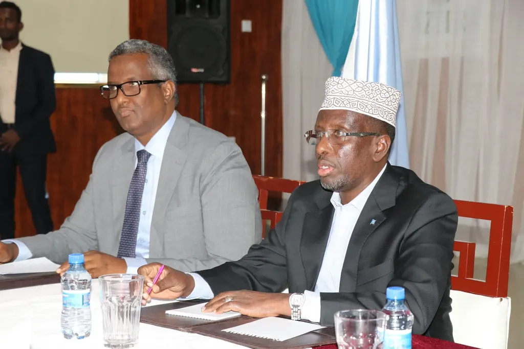 Shariif iyo CC Warsame oo dowladda ku eedeeyay ku tumashada shuruucda dalka