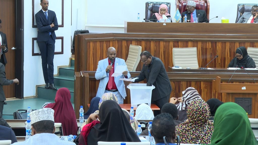 Golaha Shacabka oo Doortay Xubin Cusub oo Guddiga Dib-u-eegista Dastuurka ah