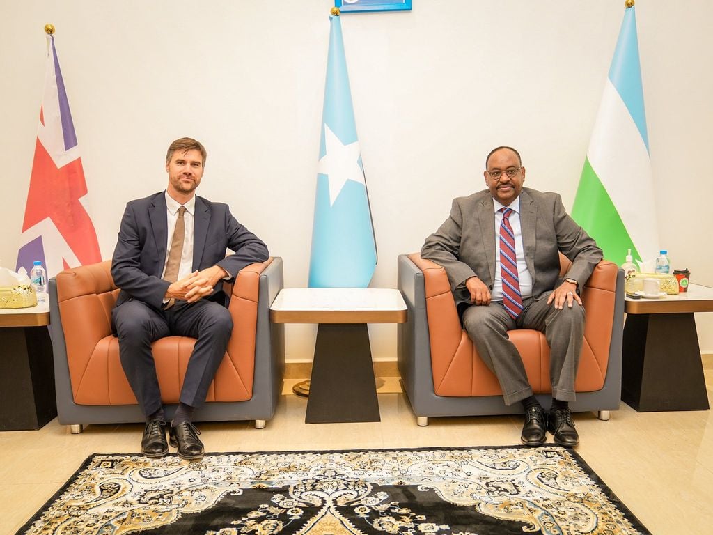 Madaxweynaha Puntland oo Safiirka UK ee Soomaaliya kala hadlay dagaalka Daacish.