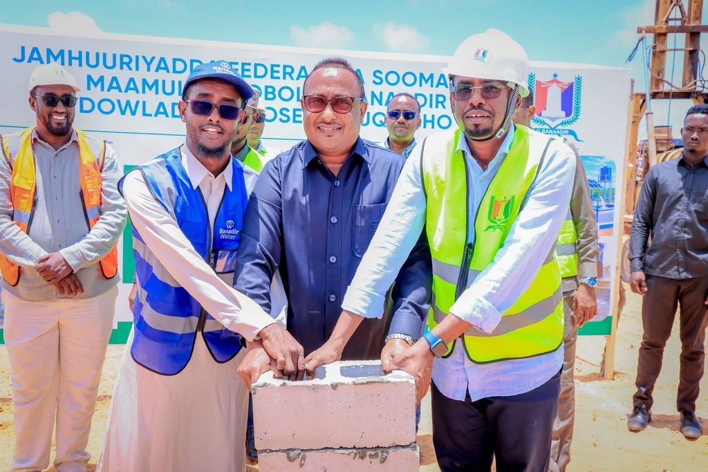 Guddoomiyaha Gobolka Banaadir oo dhagax-dhigay mashaariic adeegyo bulsho oo loogu talagalay qoysaska loo samaynayo dib-u-dejinta