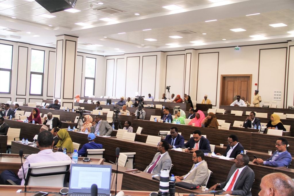 Baarlamaanka Soomaaliya oo weli xiran xilli uu dhammaaday fasaxi