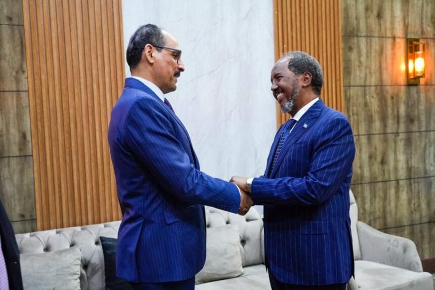 Xasan Sheekh  oo madaxtooyada ku qaabilay Agaasimaha Sirdoonka Turkiga