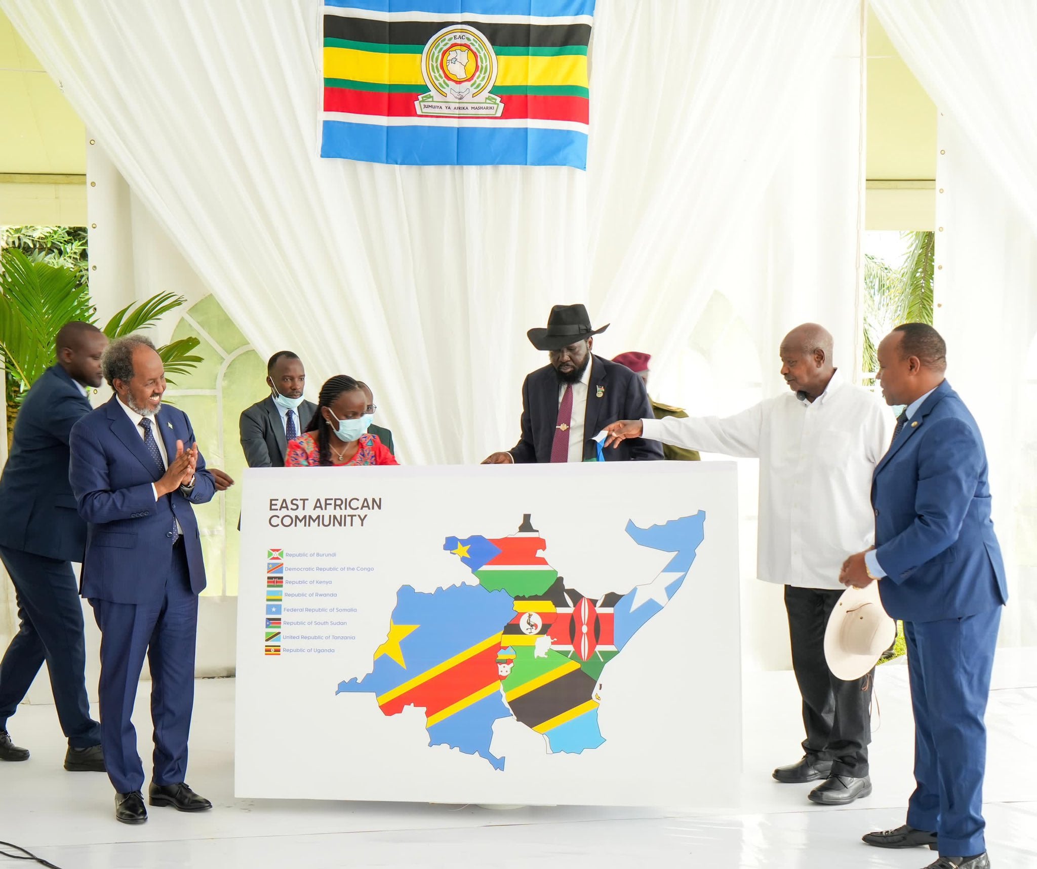 Madaxweyne Xasan oo saxiixay ku biirista Soomaaliya ee EAC