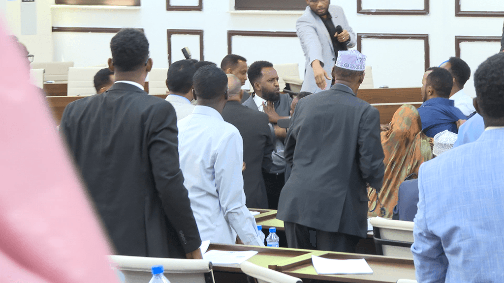 Guddoonka Golaha Shacabka oo Ganaax Ku Riday Xildhibaanno Mooshin Ka Wadey