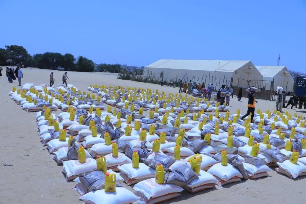 Dowladda Deegaanka oo cunto u qeybisay boqolaal qoys oo danyar ah  