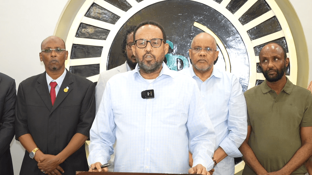 Mooshinka ka dhanka ah Aadan Madoobe oo weli taagan.