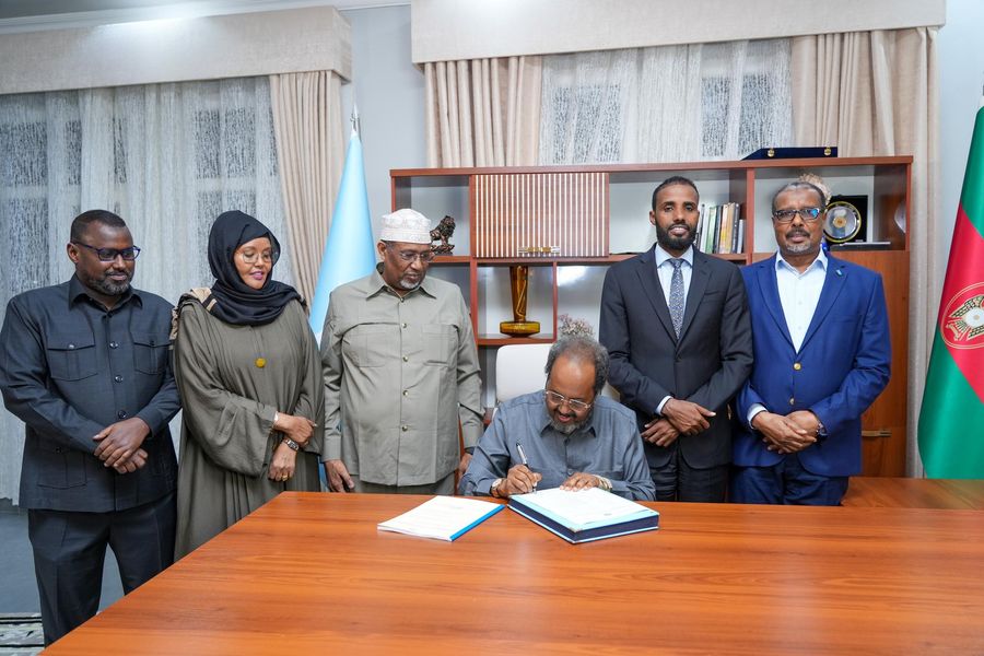 Xasan Sheekh oo saxiixay nuqulka rasmiga ah ee wax ka bedelka Dastuurka