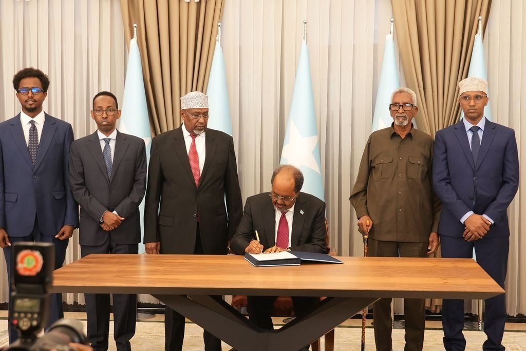 Madaxweynaha Soomaaliya oo saxiixay Dastuurka cusub ee dalka