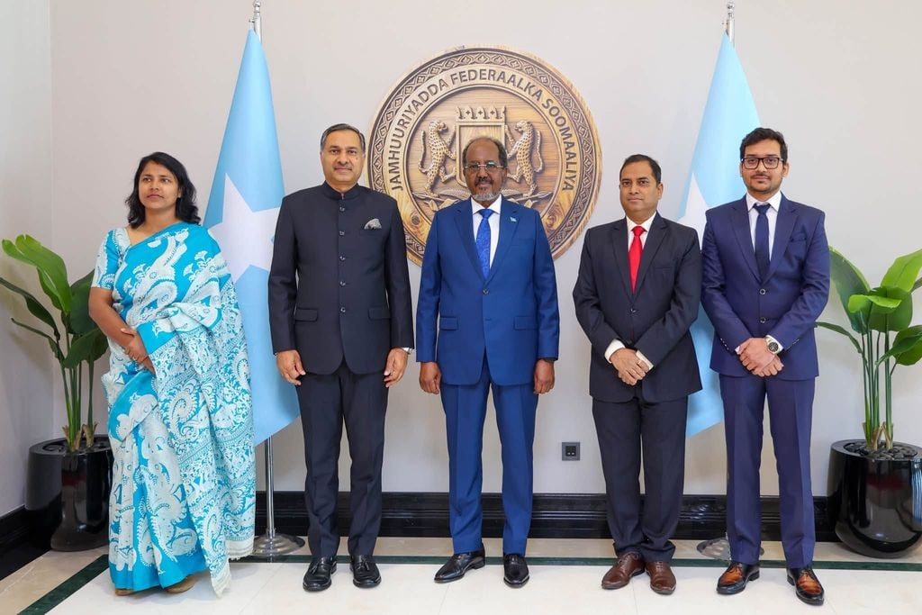 Madaxweynaha Soomaaliya oo waraaqaha aqoonsiga ka guddoomay safiirrada toddobo dal