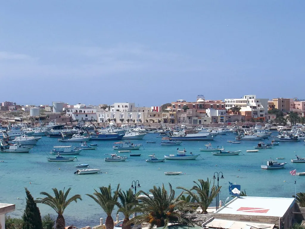 Muhaajiriin ay Soomaali ku jirto oo laga soo badbaadiyay jasiiradda Lampedusa.