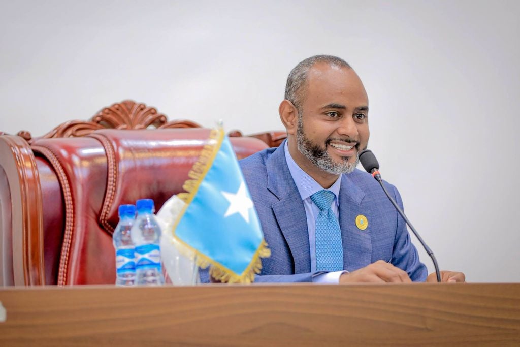 Guddoonka Golaha Shacabka oo Difaacay Go’aanka Mushaharka Looga Jarayo Xildhibaannada Maqan