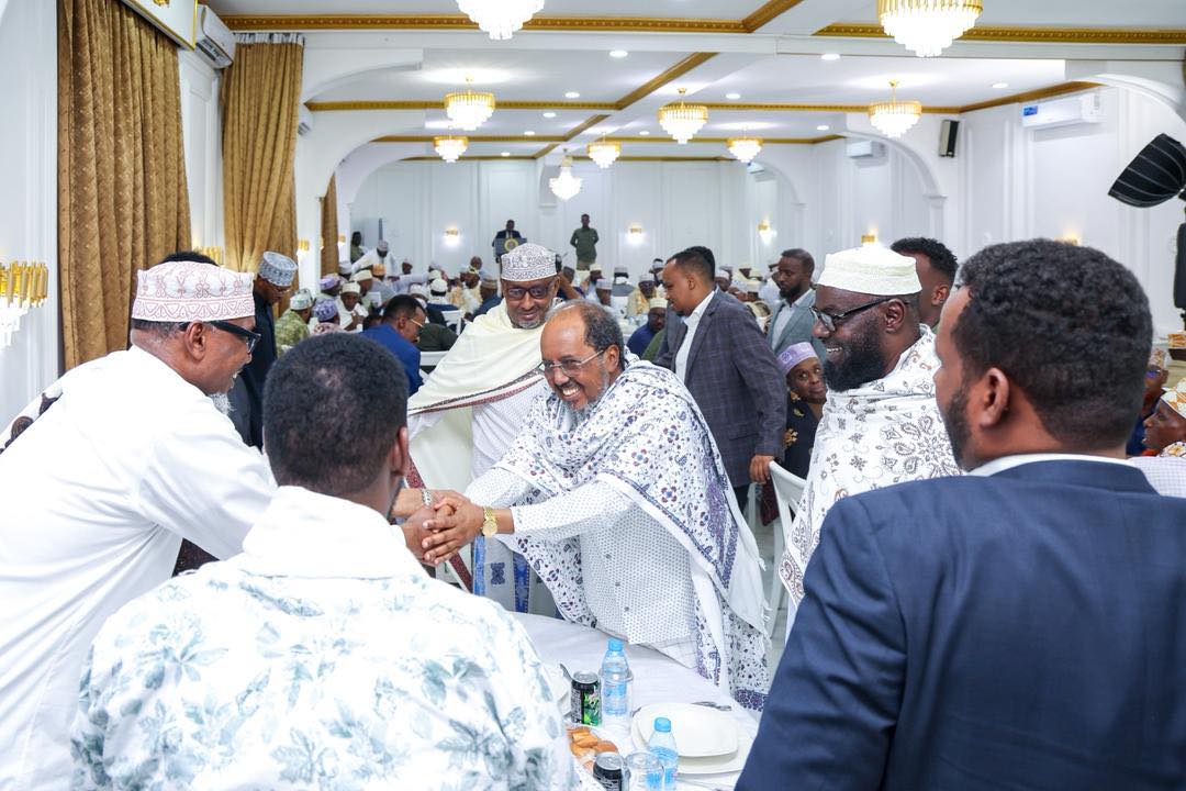 Madaxweyne Xasan oo odayaasha dhaqanka ugu laab qaboojiyey in dowladdu aysan burbureyn