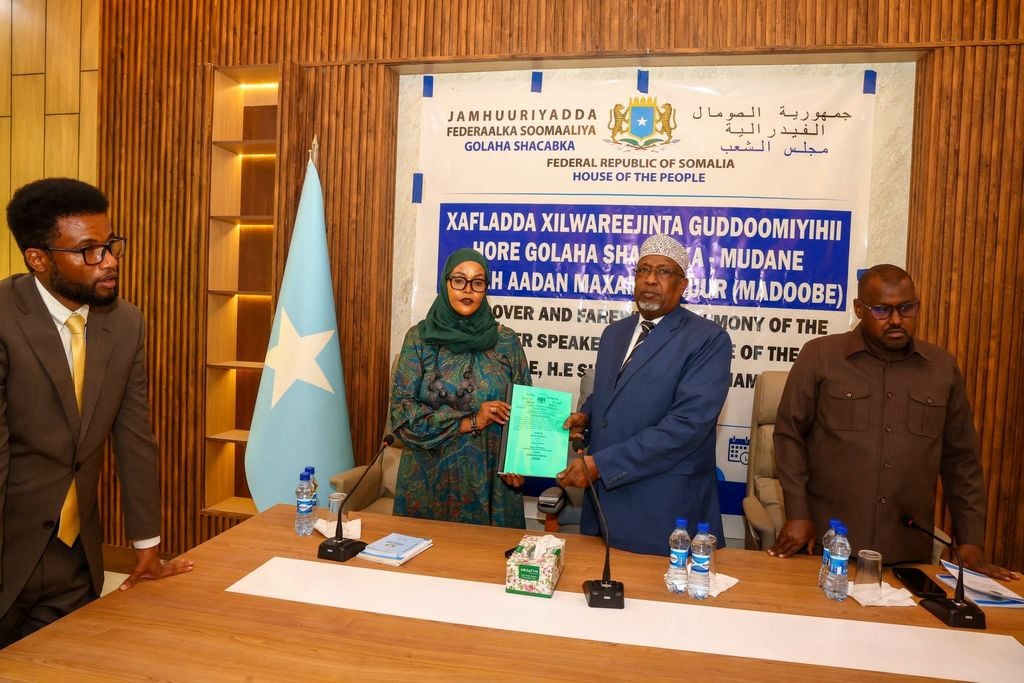 Aadan Madoobe oo wareejiyay xilka Guddoomiyaha Golaha Shacabka