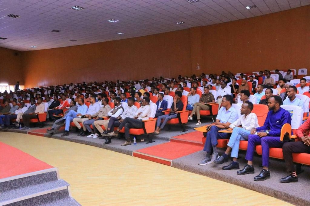 Masuuliyiinta Maxkamadda DDS oo booqday Ardayda Baraneysa Sharciga