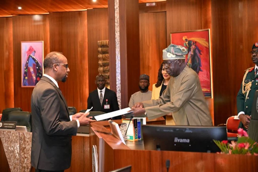 Safiirka Soomaaliya oo waraaqihiisa aqoonsiga u gudbiyay Madaxweynaha Nigeria