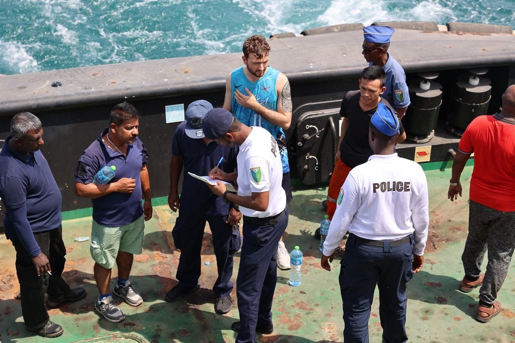 Jabuuti oo badbaadisay shaqaalo saarnaa markab qarax ku haleelay Gacanka Cadmeed