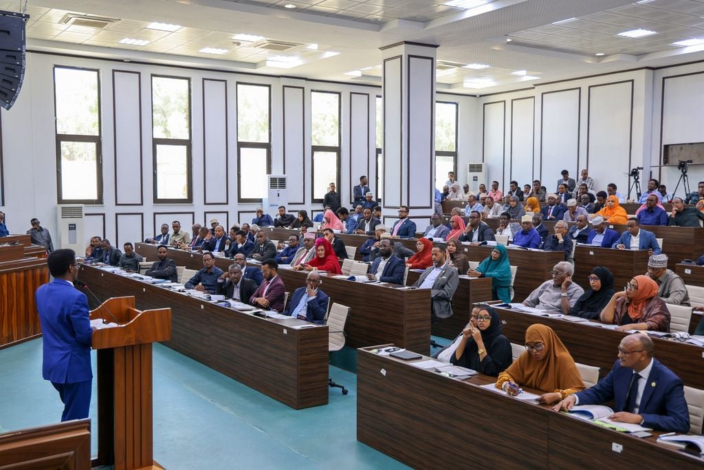 Ansixinta xeerka dhisidda guddiga doorashooyinka iyo diidmada mucaaradka