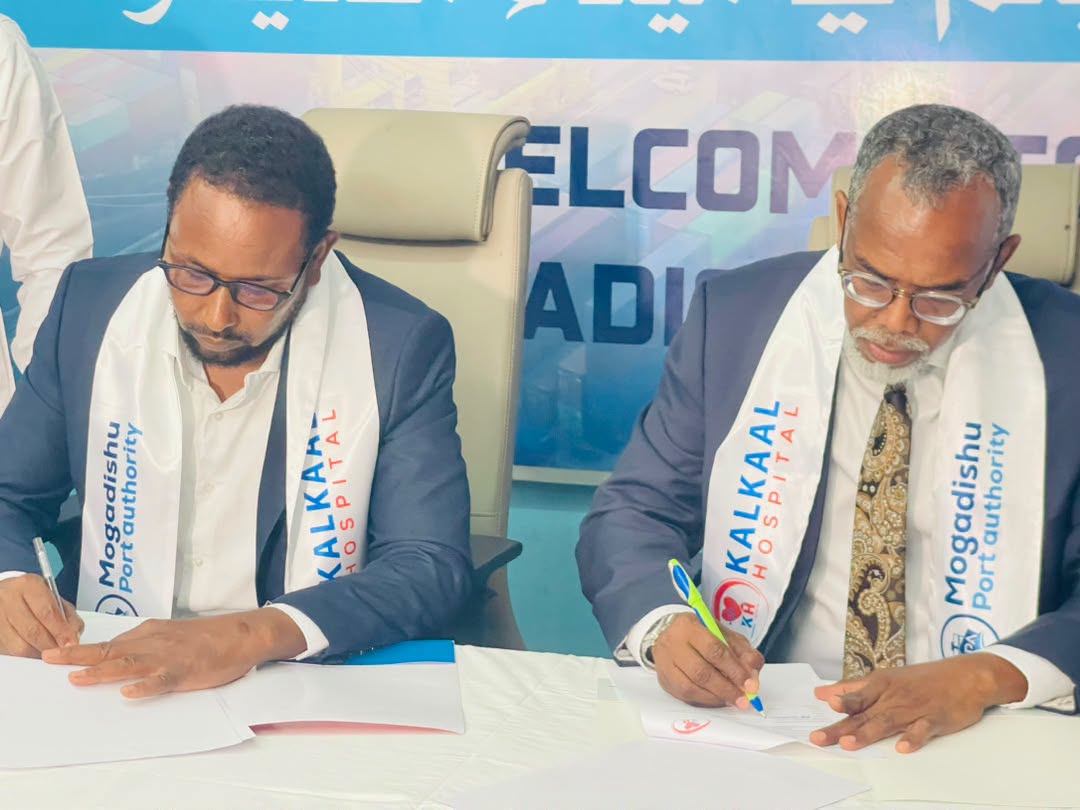  Dekedda Muqdisho iyo Isbitaalka Kalkaal oo kala saxiixday heshiis daryeel caafimaad oo loogu talagalay shaqaalaha Dekedda