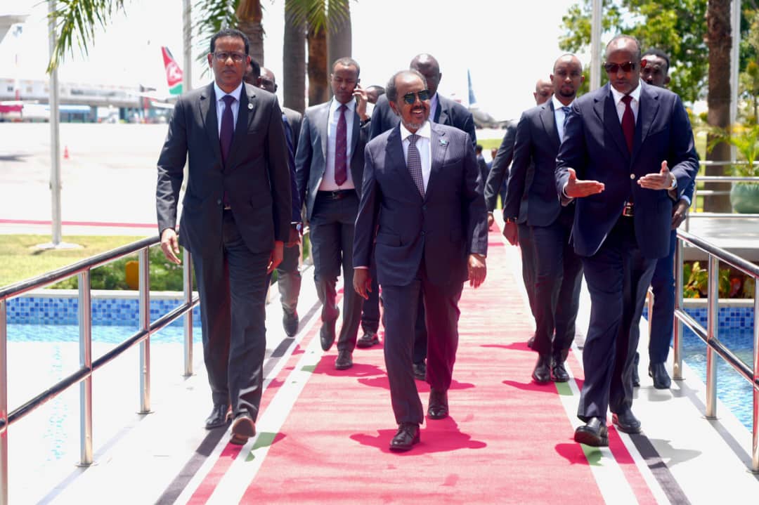 Xasan Sheekh oo safar shaqo ku tegay Kenya