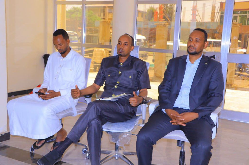 Xafiiska Ganacsiga iyo Gaadiidka DDS oo Daahfuray Gaadiid Dadweyne.