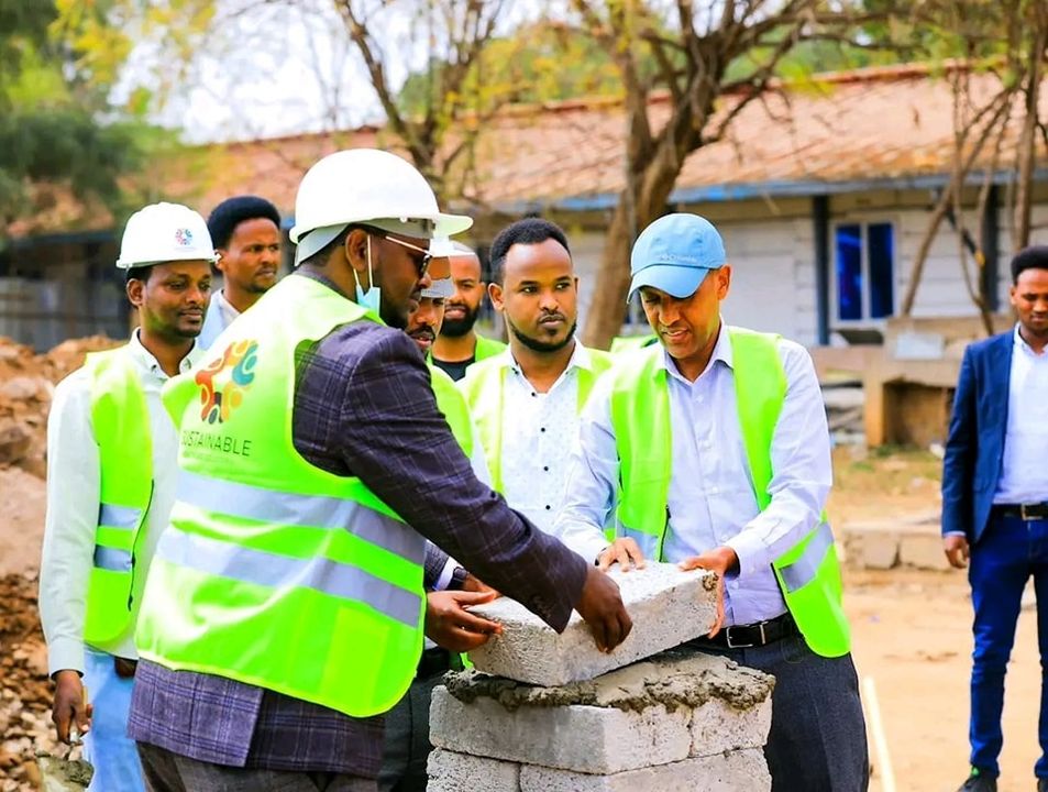 Jig-jiga oo laga hirgelinyo cisbitaal u gaar ah hooyada iyo dhallaanka