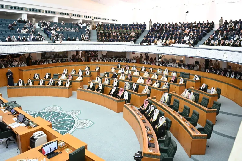 Amiirka Kuwait oo soo dhisay xukuumaddii 2-aad muddo ka yar sanad