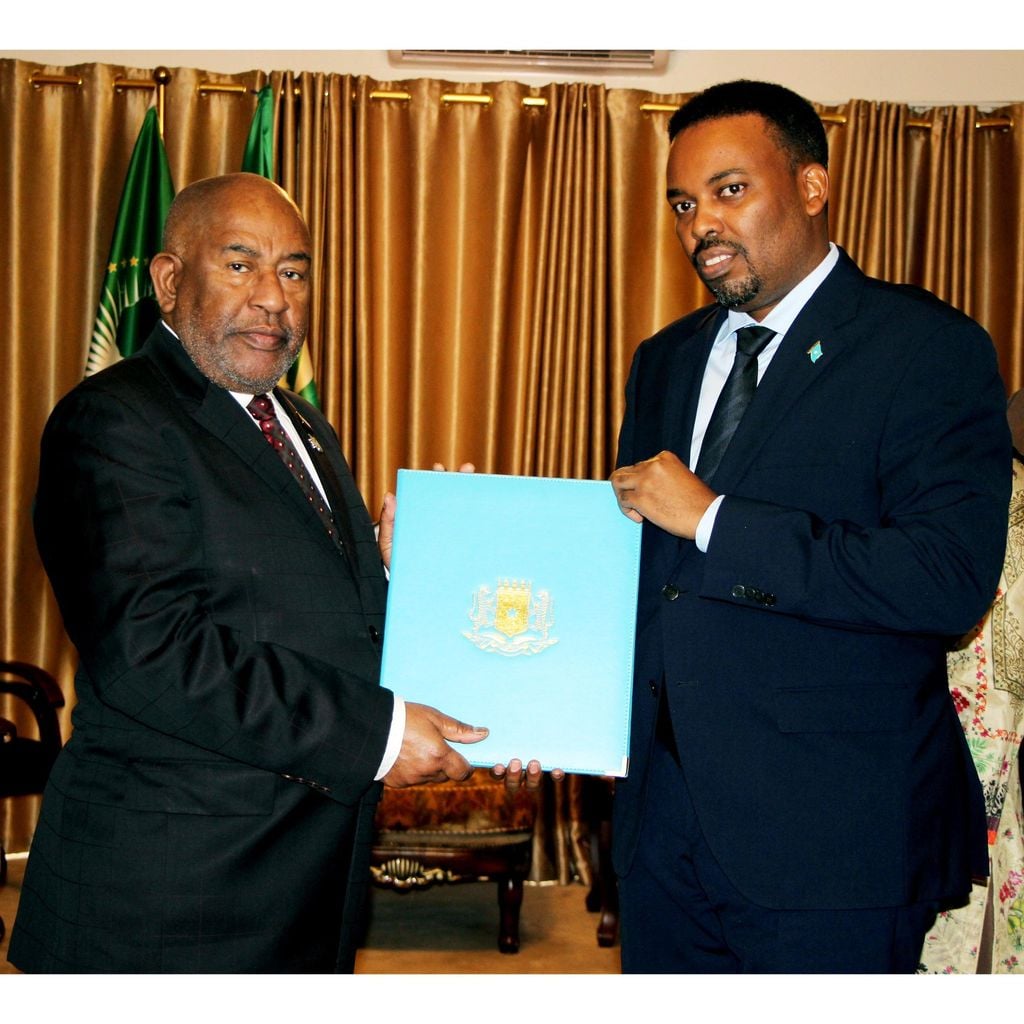 Soomaaliya oo Warqadaha Aqoonsiga ee Danjirnimo u Gudbisay Komoros