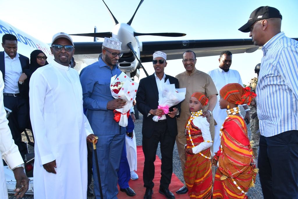 cagjar oo Booqasho Ku Tagay Gaarisa