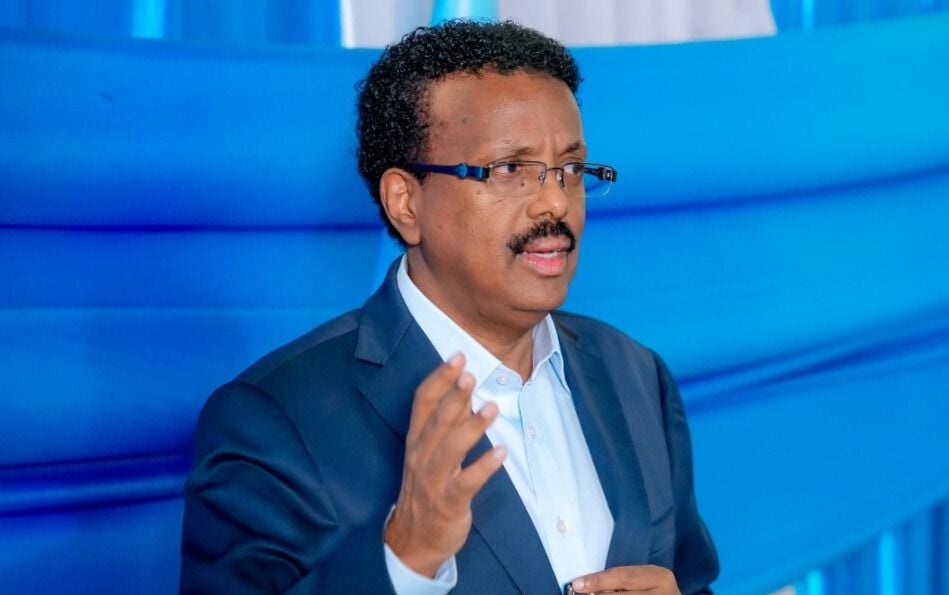 Farmaajo oo dhaleeceeyay habka ansixinta Dastuurka, kana digay halis ka dhan ah  midnimada dalka