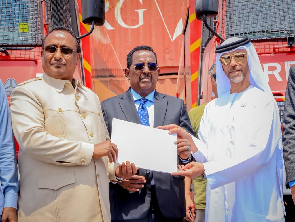 Imaaraadka Carabta oo laba gaari oo dab-damis ah ku wareejiyay Maamulka Gobolka Banaadir