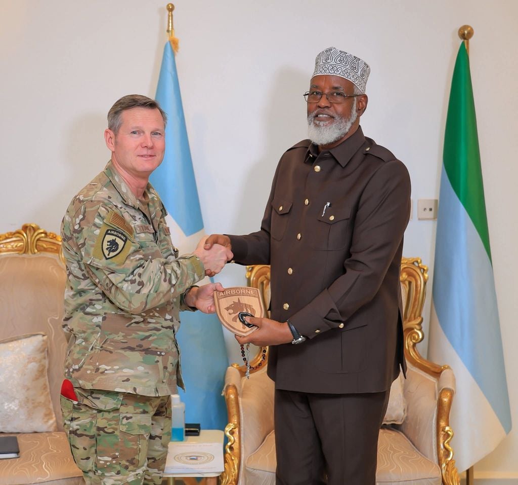 Taliyaha howlgallada gaarka ee AFRICOM oo Kismaayo booqday 