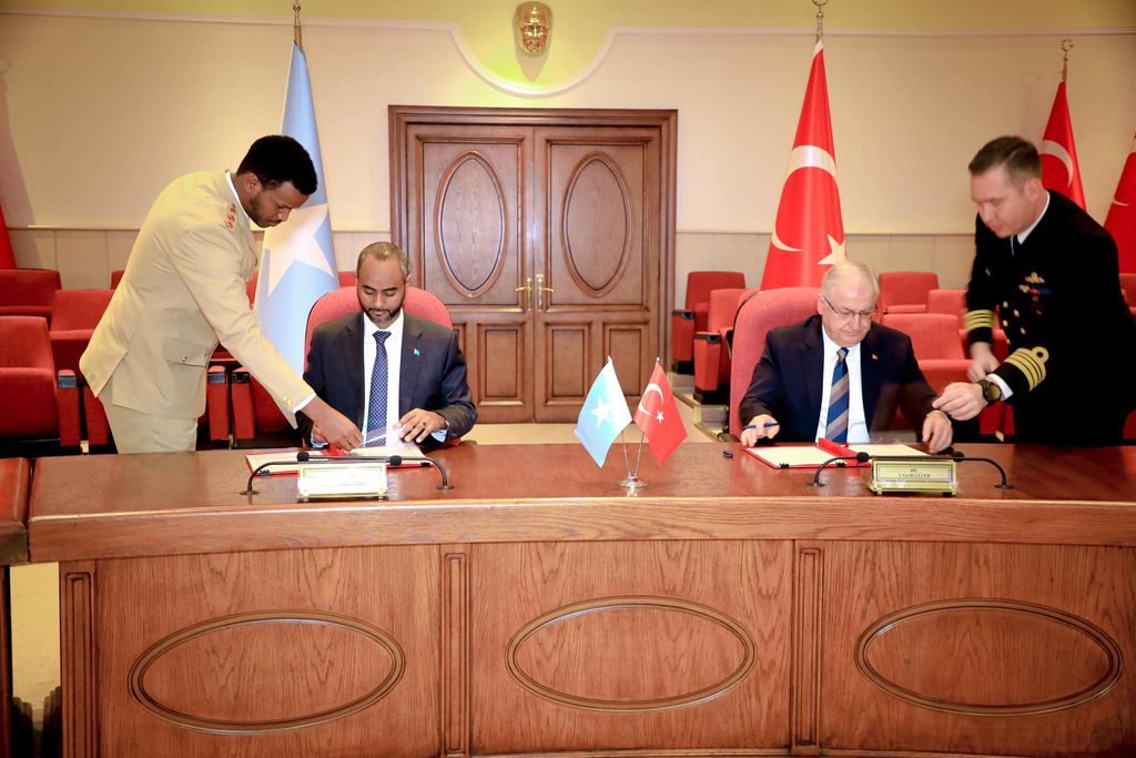 Soomaaliya iyo Turkiga oo kala saxiixday heshiis dhanka difaaca ah