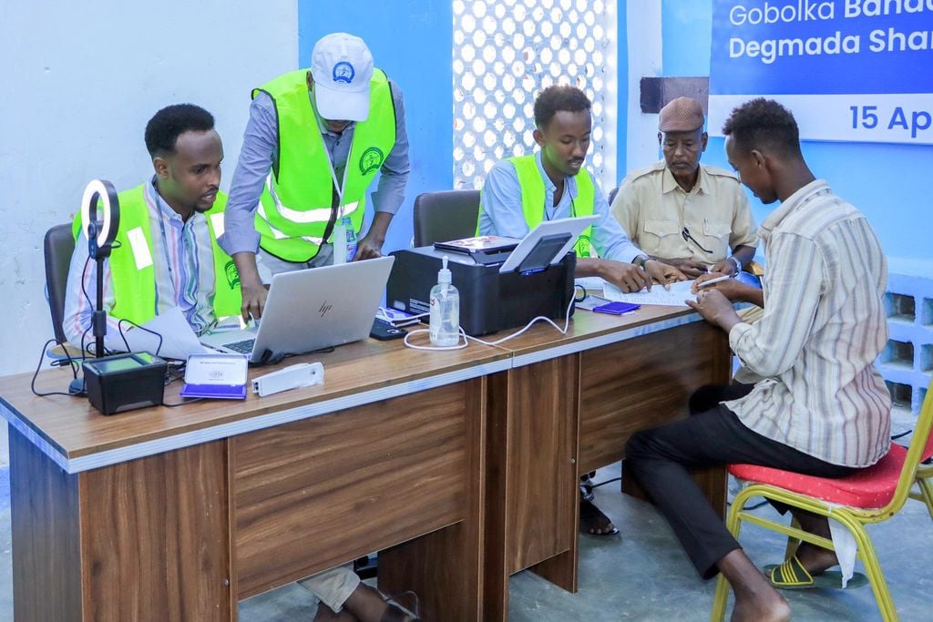 Guddiga Doorashooyinka oo ka cabanaya xaqiijinta da’da codbixiyayaasha.