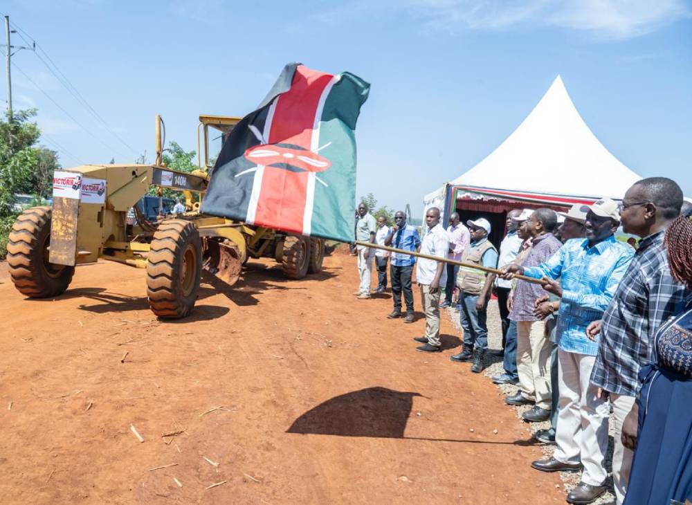 Ruto oo dhagax dhigay mashaariic horumarineed  