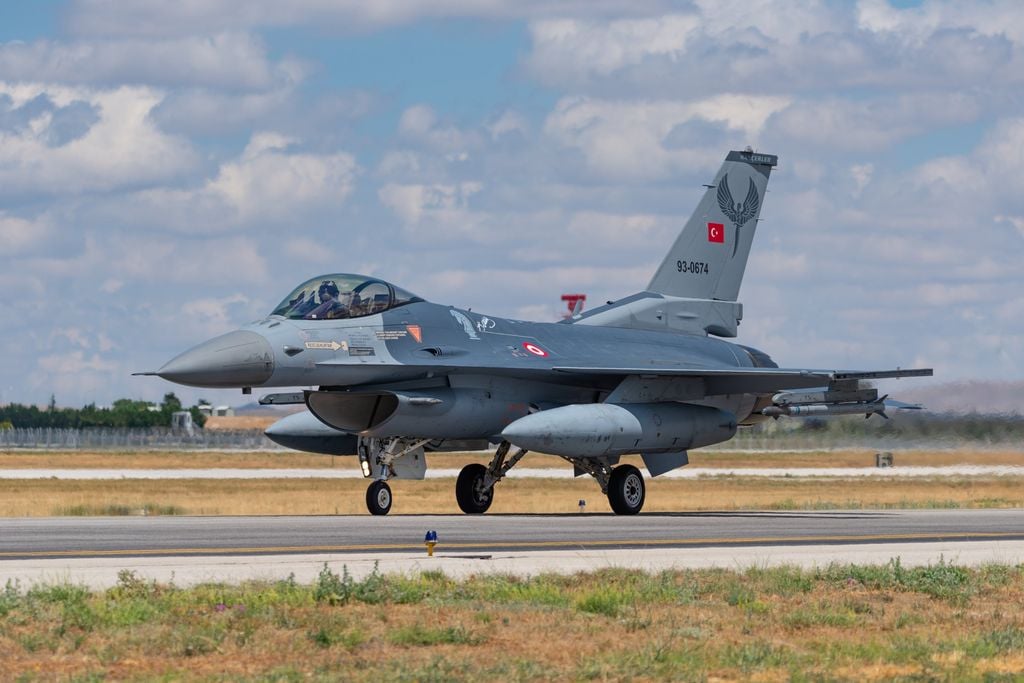 Diyaaradaha F-16 ee Turkiga oo Muqdisho soo gaaray