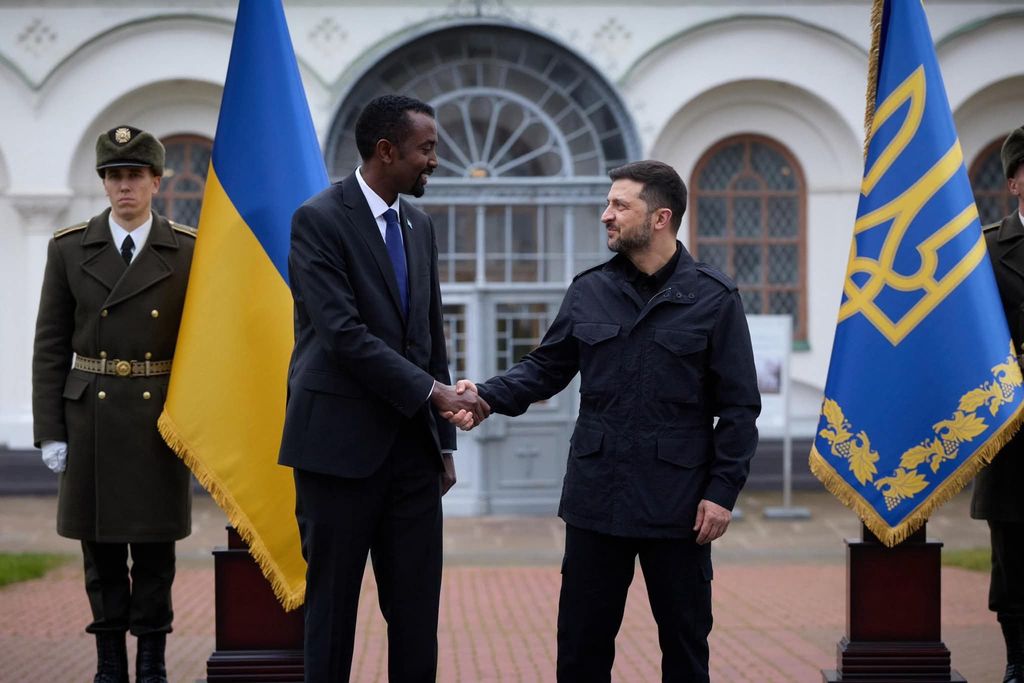 Safiirka Cusub ee Soomaaliya ee Ukraine oo Waraaqaha Aqoonsiga Gudbiyay Madaxweynaha Zelenskyy