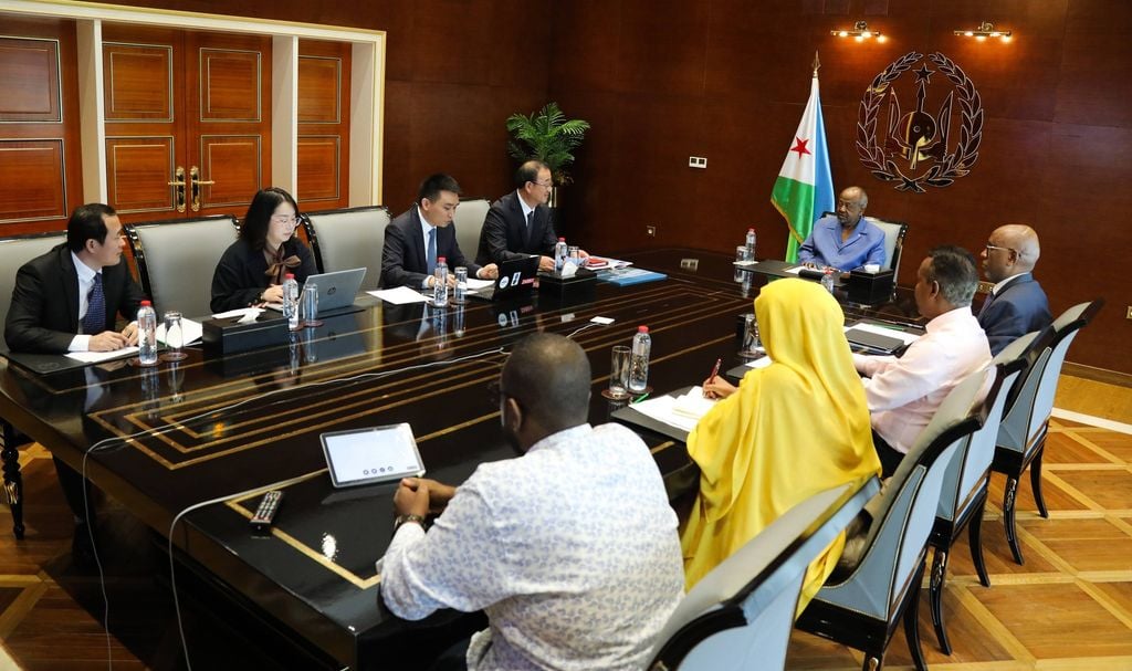 Jabuuti oo u weecaneysa warshadaha iyo wax-soo-saarka