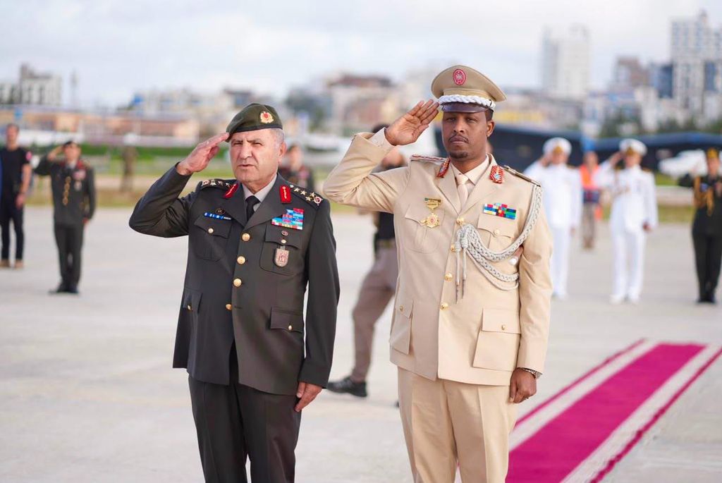 Taliyaha Ciidanka Dhulka Turkiga oo booqasho rasmi ah ku yimid Muqdisho