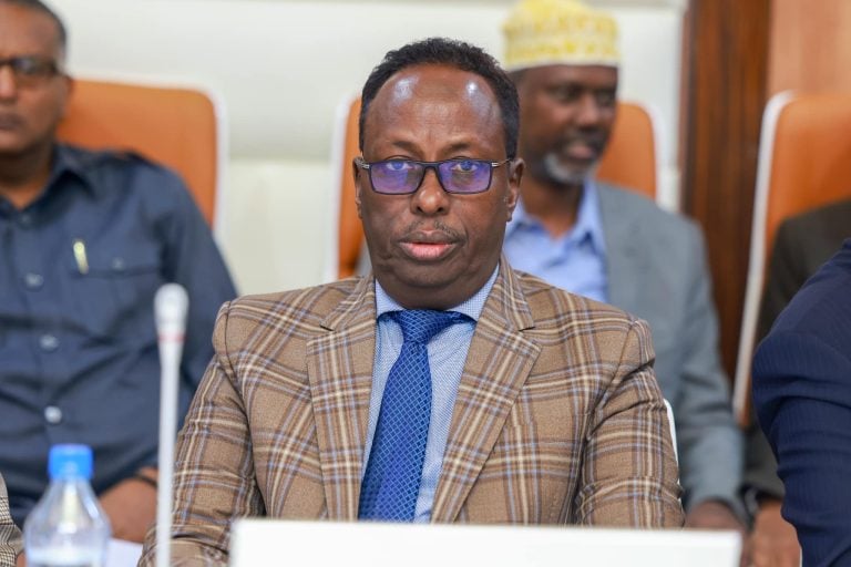 Kenya Airways oo lagu eedeyay inay si xun ula dhaqantay muwaadiniin Soomaaliyeed